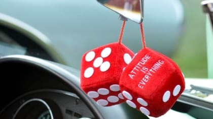 Las infracciones por adornos colgados del retrovisor equivalen a 0,5 por ciento de las multas