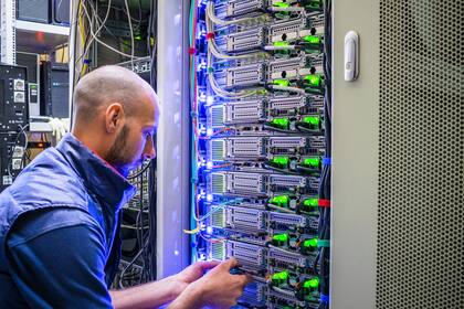 Las infraestructuras que permiten a internet funcionar son altamente vulnerables a ataques, sostiene la autora en su libro