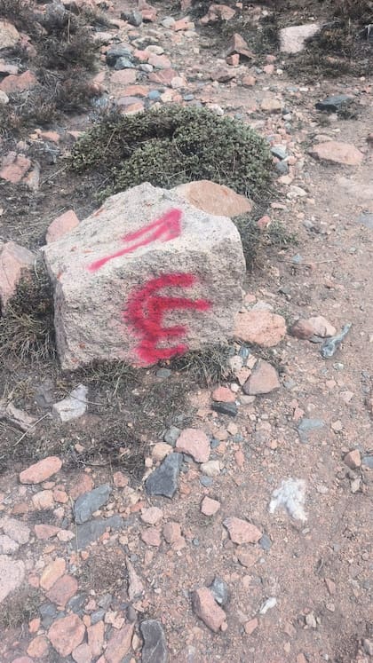 Las iniciales CE pintadas en rojo aludían a un Campamento Educativo