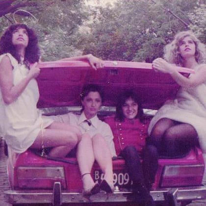 Las inolvidables Bay Biscuits, el grupo que Vivi Tellas (de rojo) integró con Fabiana Cantilo (a la derecha, con cabellera muy rubia), Isabel de Sebastián, Diana Nylon y Edith Kucher en los años 80