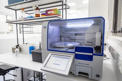 Las instalaciones incorporan equipamiento de alta complejidad, como sistemas de PCR, secuenciadores genómicos y herramientas bioinformáticas para la identificación de patógenos