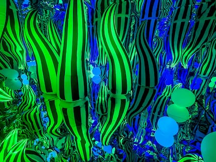 Las instalaciones inmersivas evocan ambientaciones pioneras como las de Yayoi Kusama