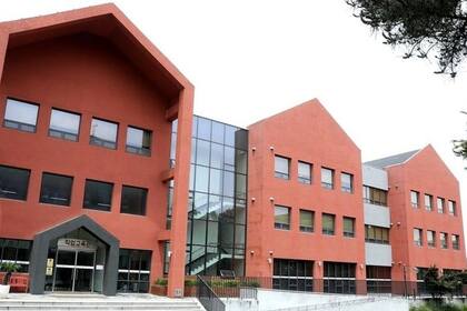 Las instalaciones, que están rodeadas por una valla alta con una puerta vigilada, incluye un centro de trabajo