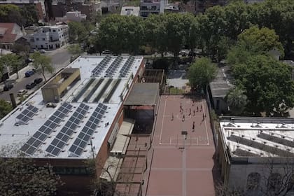 La instalación de los paneles solares en la Escuela Antonio Devoto nace en el marco de "Módulos fotovoltaicos Comuna 11", proyecto ganador de BA Elige que surgió de la comunidad educativa de la escuela media.