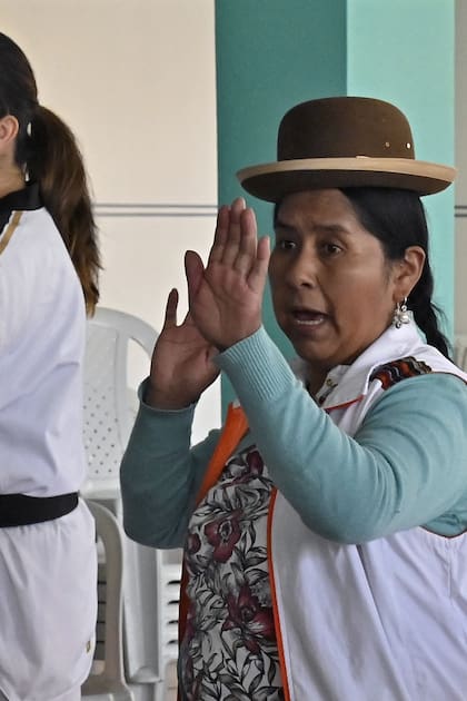 Las instructoras de taekwondo Kimberly Nosa  y la indígena aymara Lidia Mayta dirigen el taller de terapia y autodefensa personal llamado Warmi Power en El Alto, Bolivia