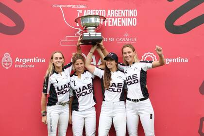 Las integrantes de El Overo, ganadoras de la temporada 2023 del Abierto Argentino femenino en Palermo
