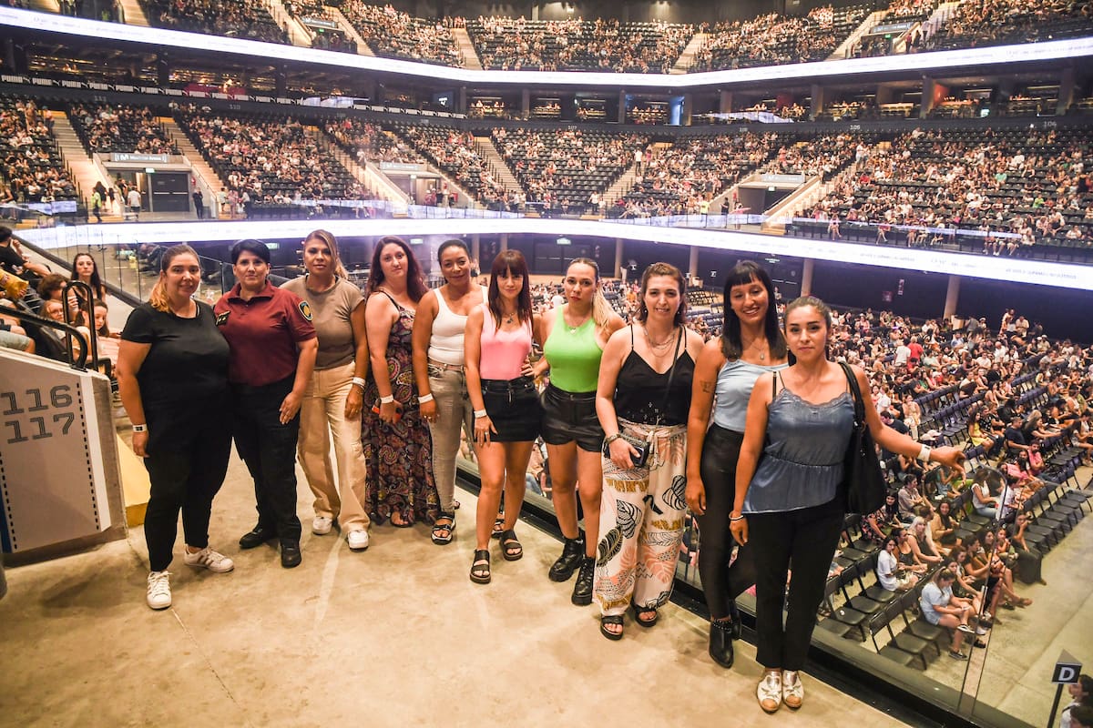 Las integrantes del Sistema Integral de Seguridad Público antes de ver el recital de Camilo