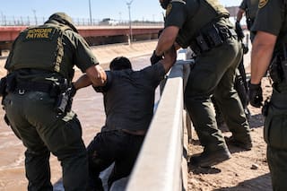 La lluvia arrastró a un mexicano hasta la frontera de EE.UU., lo rescataron y fue entregado a la Patrulla Fronteriza