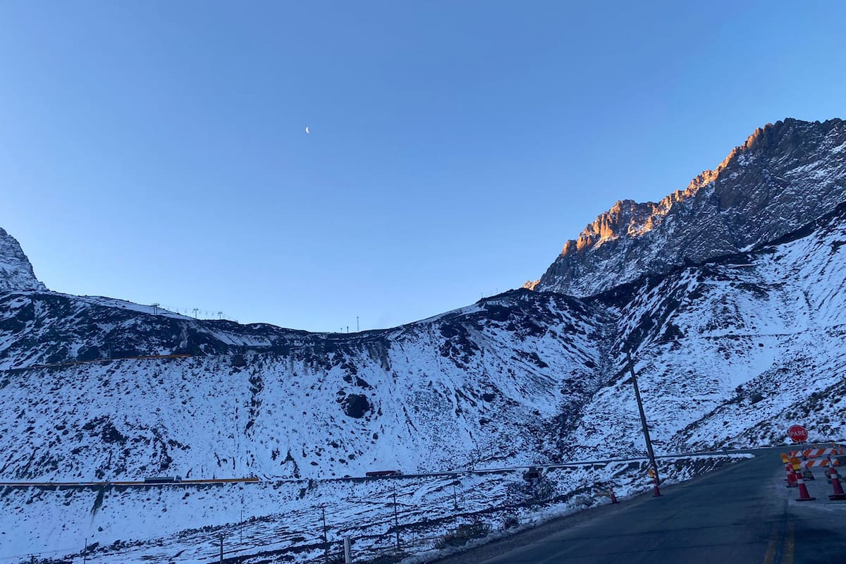 Las intensas y persistentes nevadas en la montaña mendocina en pleno otoño pusieron en alerta a todos los actores del Sistema Integrado Cristo Redentor