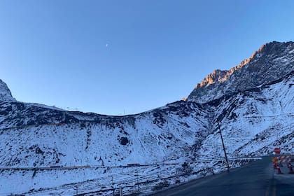 Las intensas y persistentes nevadas en la montaña mendocina en pleno otoño pusieron en alerta a todos los actores del Sistema Integrado Cristo Redentor