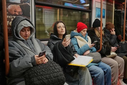 Las interacciones personales dan lugar a relaciones, que luego pueden llevar al sexo y solo entonces, potencialmente, a los nacimientos