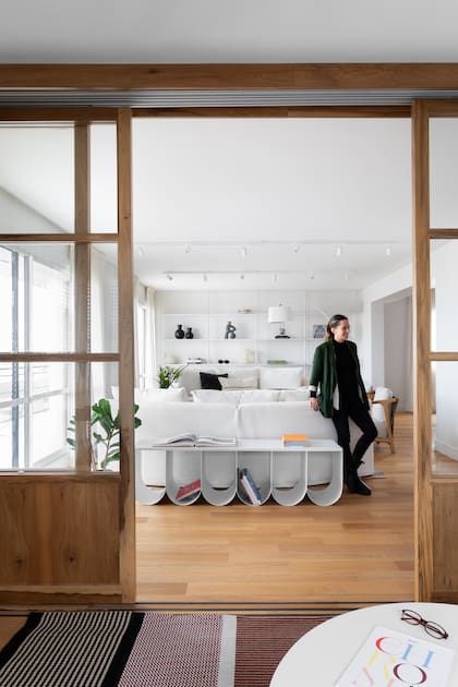 Las interioristas Agustina y Martina Sanguinetti, socias de Estudio Berna, trabajaron en conjunto con Estudio Parq para realizar la reforma estructural del departamento.