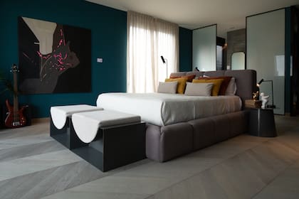 Las interioristas eligieron el Chevron Platinum Dark de Patagonia Flooring para los pisos del living comedor, la habitación y el vestidor.