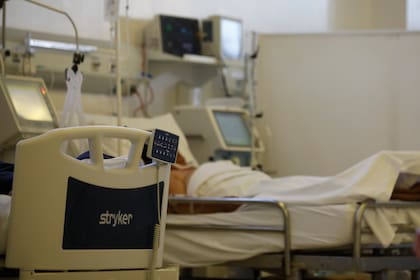 Las internaciones por Covid-19 en salas de terapia intensiva aumentaron un 27% de un domingo al otro
