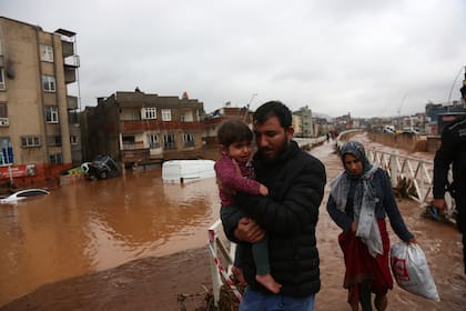 Las inundaciones causadas por las lluvias torrenciales azotaron dos provincias que fueron devastadas por el terremoto del mes pasado en Turquía