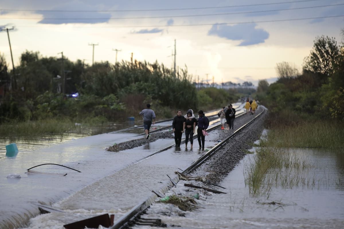 Las inundaciones dejaron aisladas ciudades como Zárate y Campana