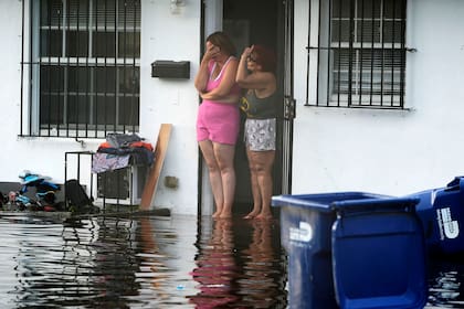 Las inundaciones en el sur de Florida generaron un efecto desagradable que puede generar problemas de salud (AP Foto/Marta Lavandier)