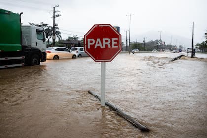 Las inundaciones en Florianópolis dejan al tránsito completamente frenado