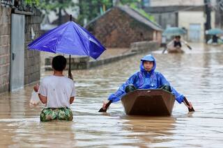 Fuertes lluvias e inundaciones en el norte de Vietnam anegan casas y afectan la economía