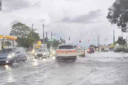 Las inundaciones en varias partes de Florida afectaron calles, un túnel y hasta un aeropuerto