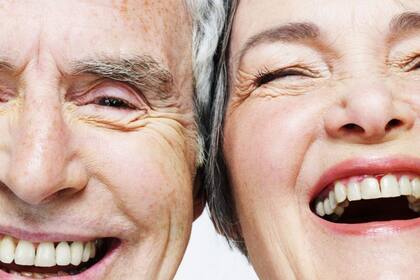 Las investigaciones han descubierto que una mentalidad positiva hacia el envejecimiento se asocia con una presión arterial más baja, una vida generalmente más larga y saludable y un riesgo reducido de desarrollar demencia