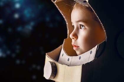 Las investigaciones indican que reconocer y celebrar los pequeños éxitos de los niños aumenta la moral y la resiliencia (Archivo)