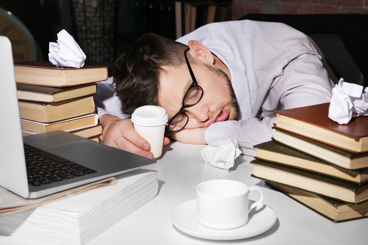 Las investigaciones muestran que luego de estar despierto entre 17 y 19 horas, la performance individual se asemeja a una persona con 0,05% de alcohol en sangre. Y si el workaholic siguiera 20 horas despierto, ese número trepa a 0,1% lo que en Estados Unidos legalmente significa estar borracho.