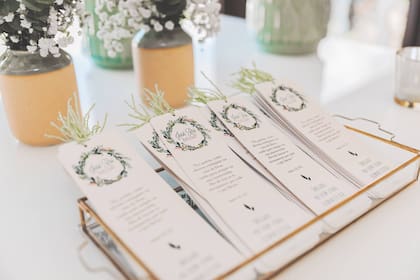 Las invitaciones de una boda se envían semanas antes de la celebración