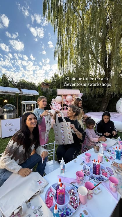 Las invitadas tuvieron un taller de manualidades y decoraron sus propios bolsos de tela (Foto: Instagram @zaira_nara)