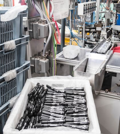 Las inyectoras funcionan 24 horas y cada una produce alrededor de 80.000 piezas diarias.
