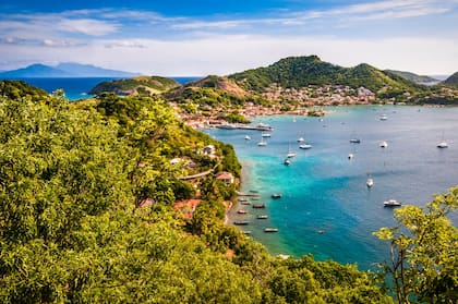 Las islas Basse-Terre y Grande-Terre, unidas por un puente que atraviesa el canal que las separa.