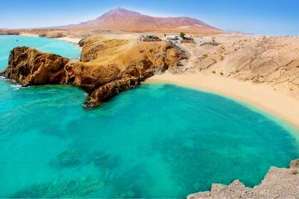 Las Islas Canarias poseen un paisaje volcánico y desértico en sus costas.