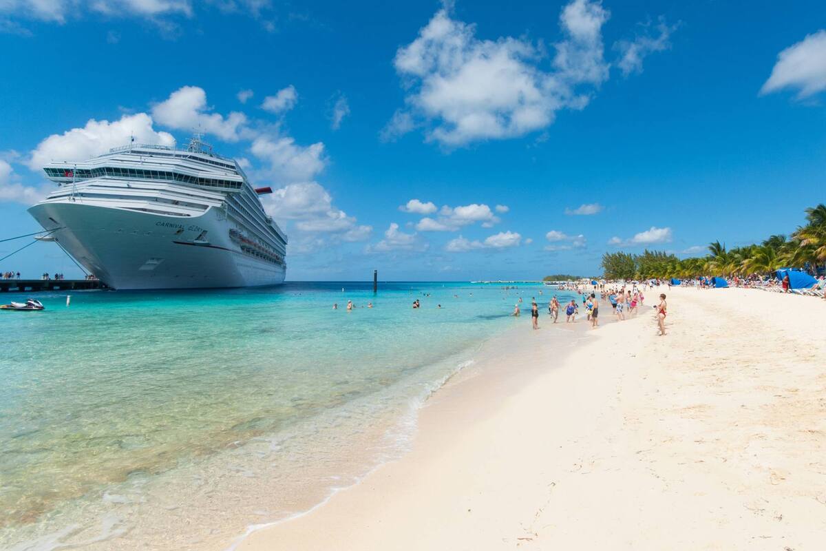 Las islas tienen un centro de cruceros donde hacen escala las embarcaciones que viajan por el Caribe