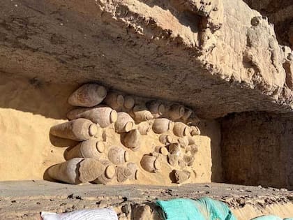 Las jarras halladas en el lugar (X @TourismandAntiq)