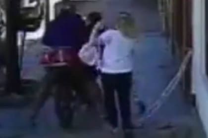 Las jóvenes empezaron a golpear al motochorro para que les devuelva sus pertenencias