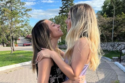 Las jóvenes habían anunciado su romance también con un video en Youtube (Foto Instagram @martibenza)