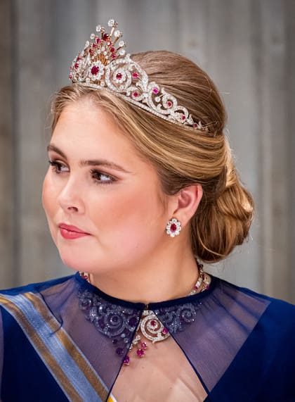 Las joyas que eligió fueron las grandes protagonistas de su look. Es la primera vez que la primogénita de los reyes Guillermo y Máxima combina la tiara de pavo real con el resto de las piezas que completan el parure: un broche, un gran collar, un par de pendientes y un brazalete.