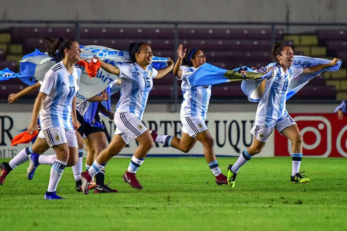 Las jugadoras argentinas celebran la clasificación al Mundial de Francia.