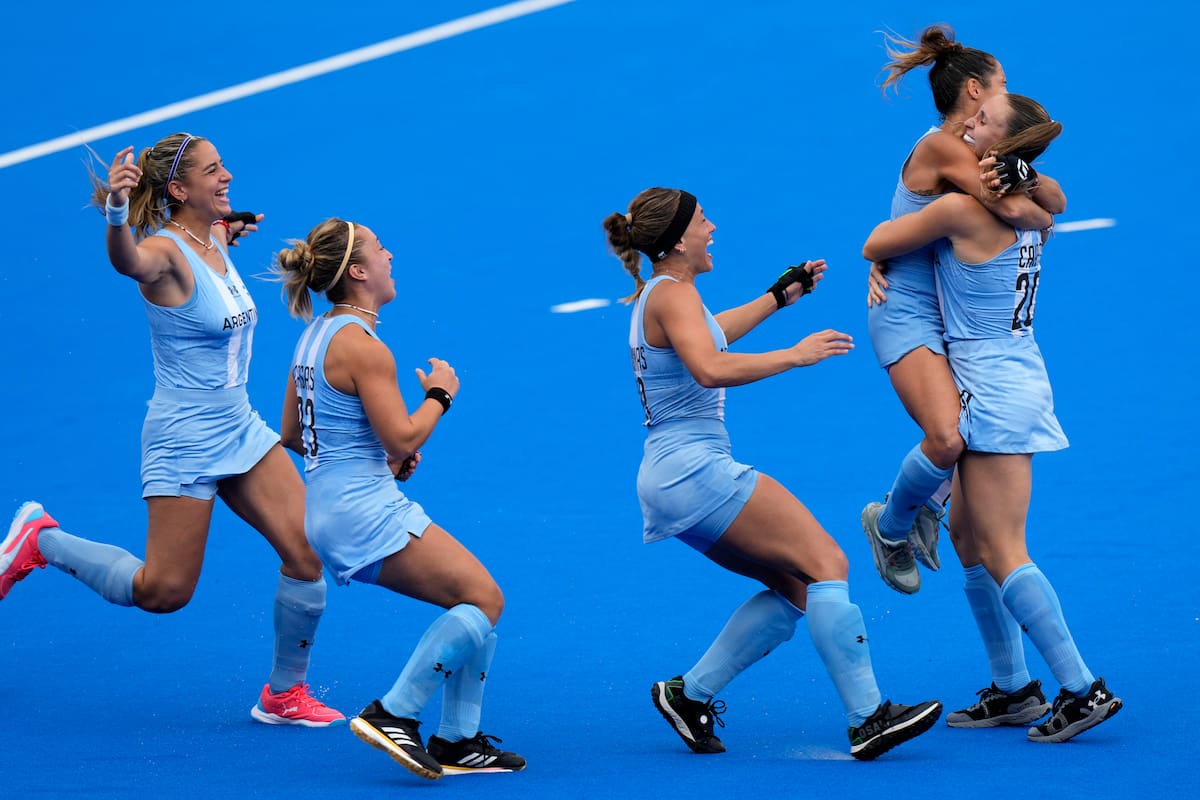 Las jugadoras de Argentina celebran luego que Sofia Cairo, a la derecha, anotara para el triunfo sobre Bélgica en penales en el partido por la medalla de bronce en los Juegos Olímpicos, en el estadio Yves-du-Manoir el viernes 9 de agosto de 2024, en Colombes, Francia. (AP Foto/Aijaz Rahi)