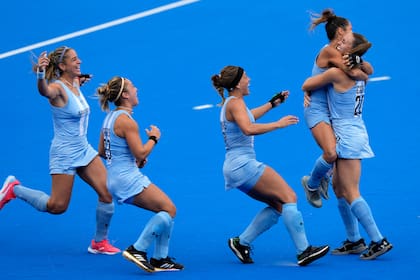 Las jugadoras de Argentina celebran luego que Sofia Cairo, a la derecha, anotara para el triunfo sobre Bélgica en penales en el partido por la medalla de bronce en los Juegos Olímpicos, en el estadio Yves-du-Manoir el viernes 9 de agosto de 2024, en Colombes, Francia. (AP Foto/Aijaz Rahi)