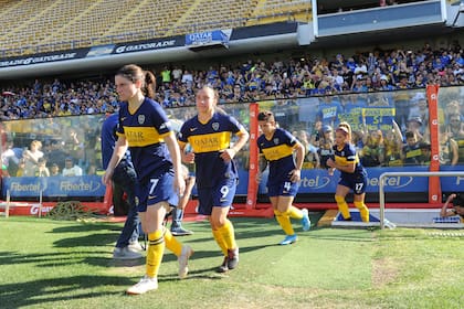 Las jugadoras de Boca ingresan a la Bombonera. El público local siguió el partido desde la platea baja.