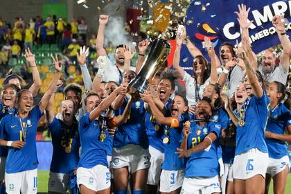 Las jugadoras de Brasil alzan la Copa América, luego de vencer a Colombia en la final