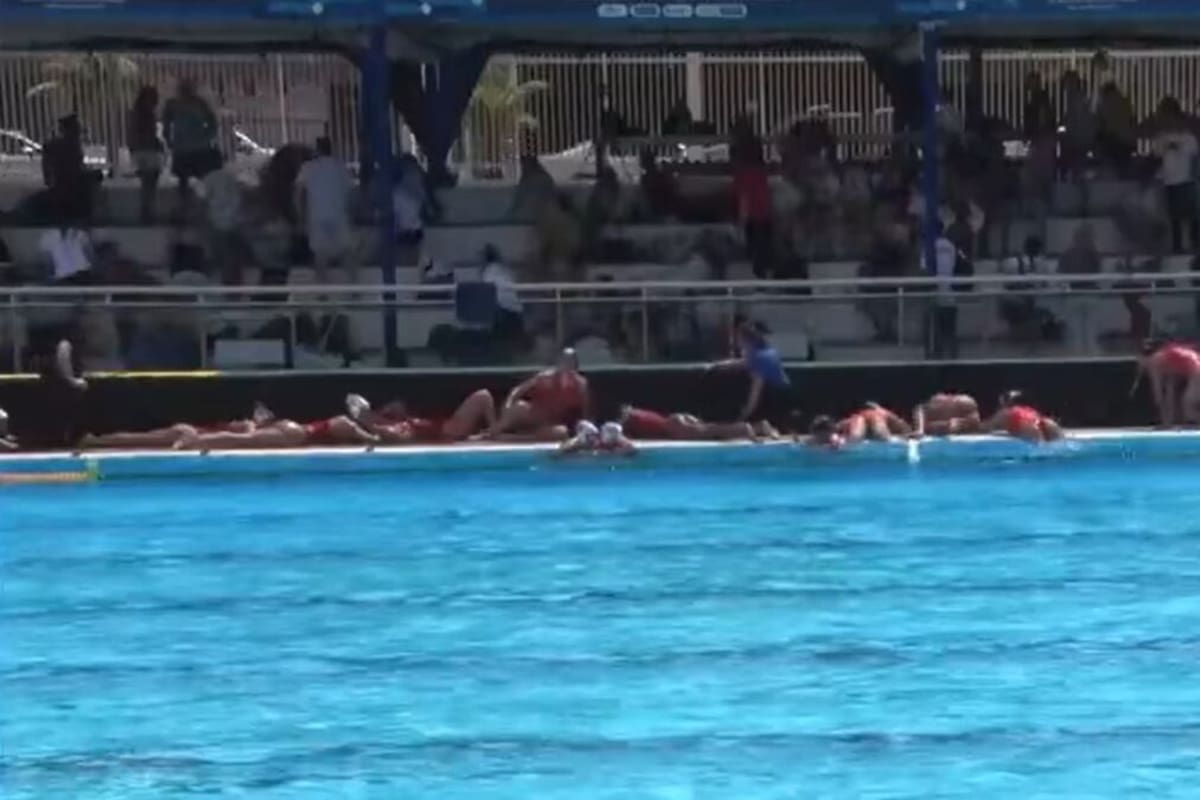 Las jugadoras de China y Canadá se acostaron al lado de la pileta