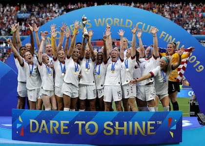 Las jugadoras de Estados Unidos alzan el trofeo de campeonas del mundo tras vencer a Países Bajos en el Mundial 2019