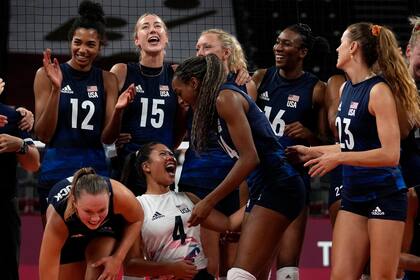Las jugadoras de Estados Unidos celebran su victoria en cuartos de final sobre República Dominicana, el 4 de agosto de 2021, en Tokio, Japón. (AP Foto/Frank Augstein)