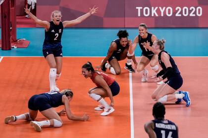 Las jugadoras de Estados Unidos celebran tras vencer a Serbia en las semifinales del vóleibol femenino de los Juegos Olímpicos de Tokio, el viernes 6 de agosto de 2021. (AP Foto/Manu Fernández)