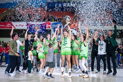Las jugadoras de Ferro desatan el festejo con el trofeo de la Liga tras derrotar a Riachuelo