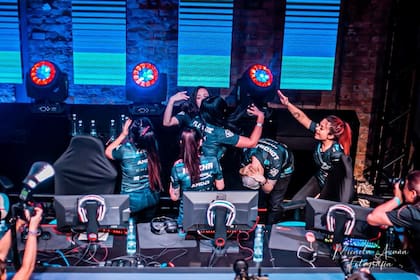 Las jugadoras de Isurus Gaming se abrazan luego de obtener la clasificación para la final del Girl Gamer Festival de San Pablo