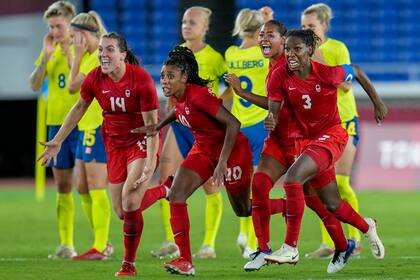 Las jugadoras de la selección femenina de Canadá celebran su victoria ante Suecia en la tanda de penales de la final de fútbol de los Juegos de Tokio, el 6 de agosto de 2021, en Yokohama, Japón. (AP Foto/Fernando Vergara)
