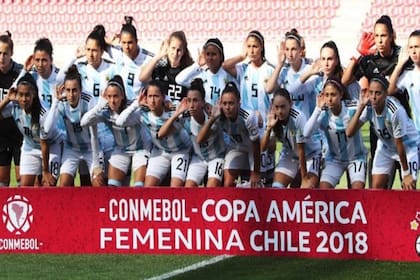 Las jugadoras de la Selección femenina posaron con las manos en las orejas. Su reclamo fue finalmente escuchado.